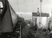 807736 Afbeelding van de ravage na de ontsporing van de boottrein op de spoorbrug over de Haven te Maassluis, met links ...